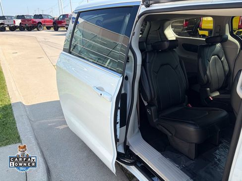 Used 2024 Chrysler Pacifica Touring-L FWD image 20
