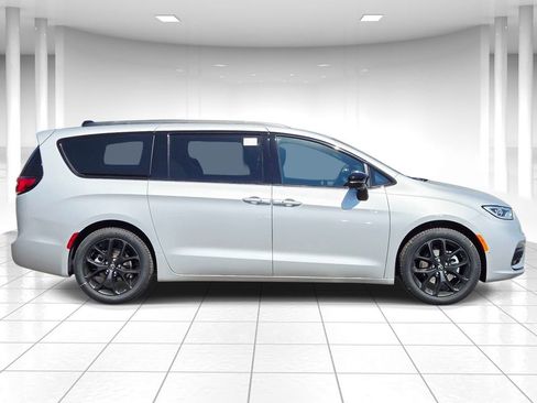 New 2026 Chrysler Pacifica Limited w/ Uconnect Theater Family Group FWD image 2