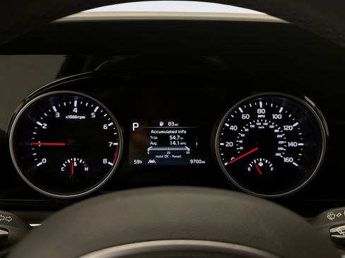 Used 2024 Kia Carnival EX image 13