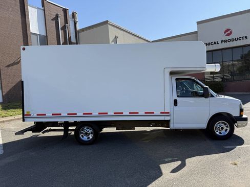Used 2018 Chevrolet Express 3500 w/ Driver Convenience Package image 6