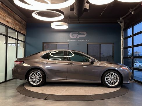 Used 2018 Toyota Camry XLE image 2