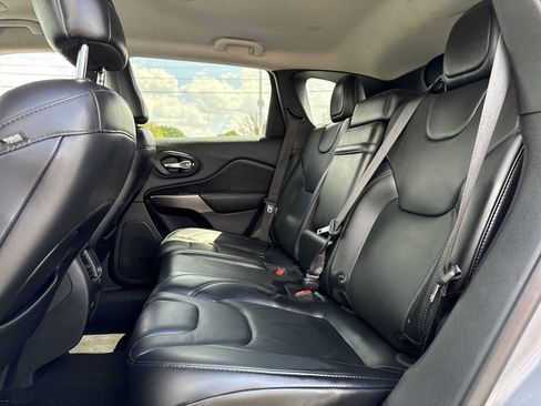 Used 2019 Jeep Cherokee Limited AWD/4WD image 23