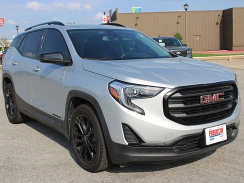 Used 2021 GMC Terrain SLE w/ Elevation Edition FWD image 3