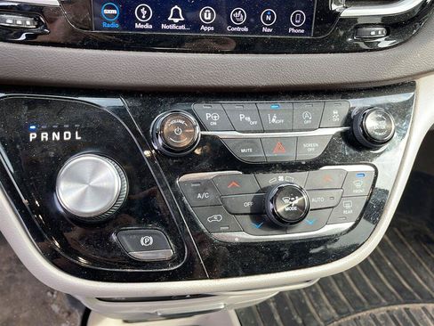 Used 2019 Chrysler Pacifica Touring Plus w/ Advanced Safetytec Group FWD image 9