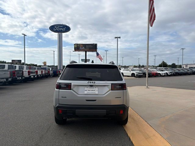 Used 2026 Jeep Cherokee Laredo AWD/4WD image 4