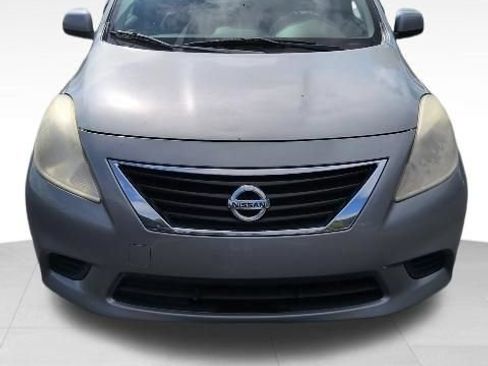 Used 2014 Nissan Versa SV FWD image 2