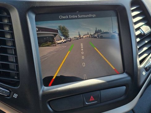 Used 2016 Jeep Cherokee Latitude FWD image 10