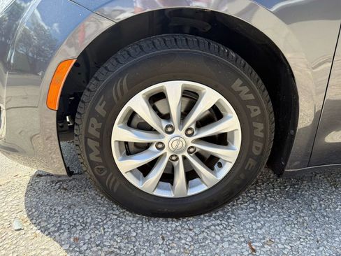 Used 2018 Chrysler Pacifica Touring-L image 20