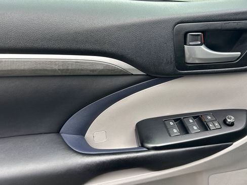 Used 2017 Toyota Highlander Limited image 12