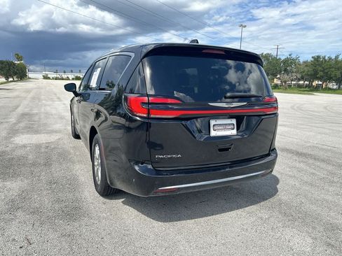 Used 2024 Chrysler Pacifica Touring-L FWD image 12