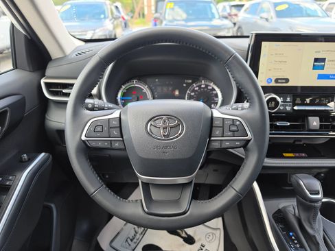 Used 2025 Toyota Highlander XLE AWD/4WD image 20