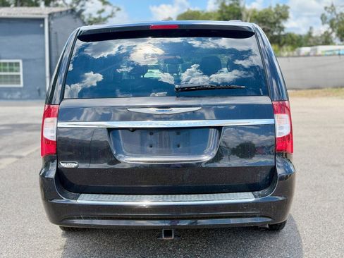 Used 2015 Chrysler Town & Country Touring FWD image 4