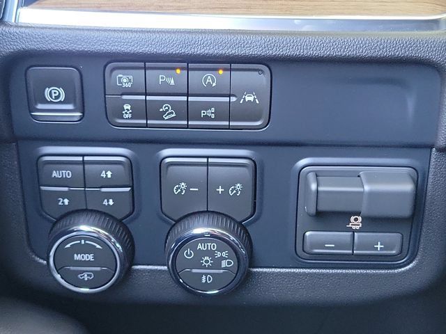 Certified 2026 Chevrolet Suburban High Country AWD/4WD image 18