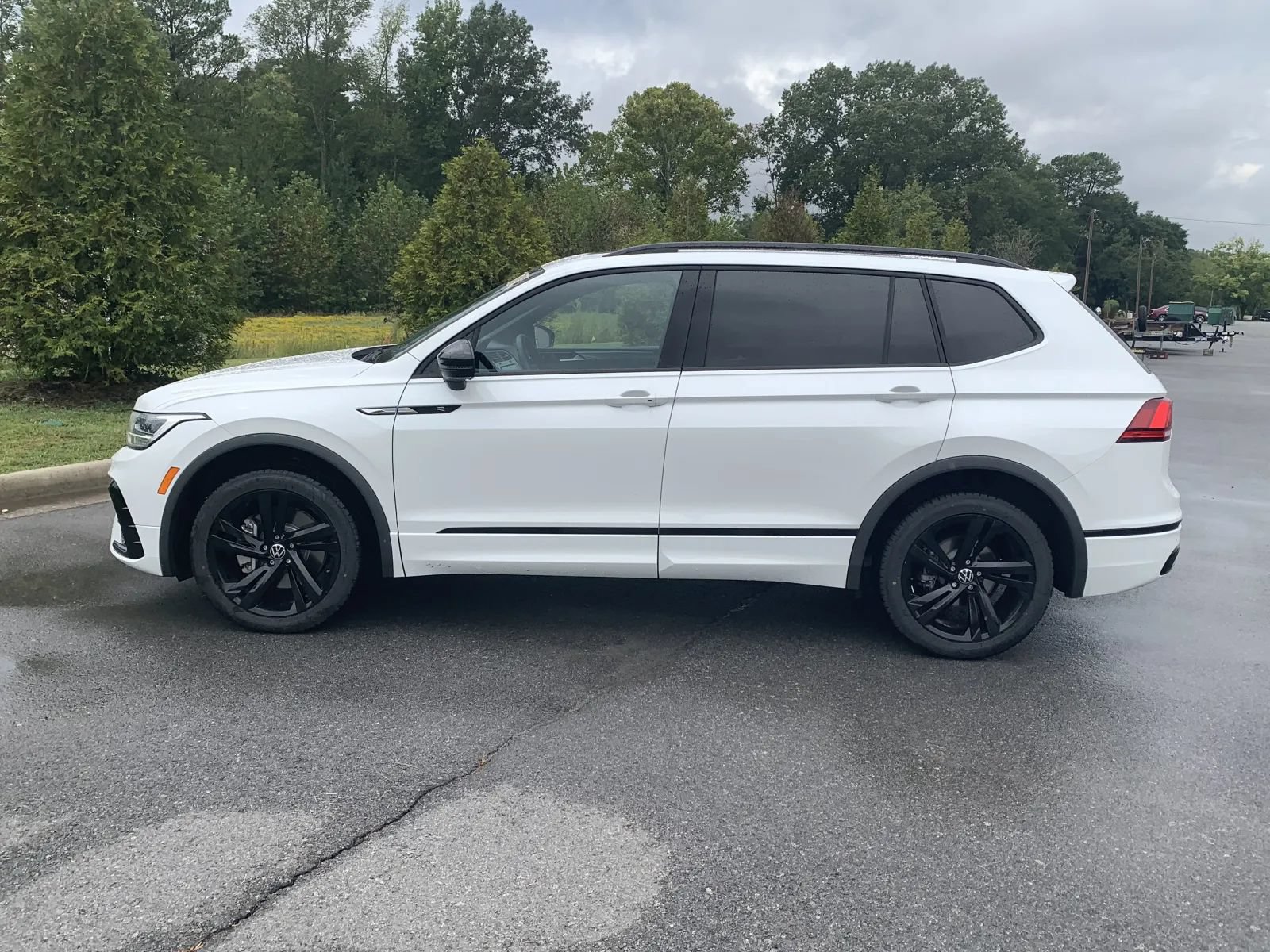 Used 2023 Volkswagen Tiguan SE R-Line FWD image 4