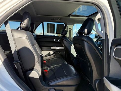 Used 2020 Ford Explorer XLT w/ Equipment Group 202A image 7