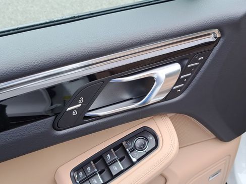 New 2026 Porsche Macan image 25