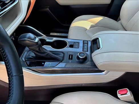 Used 2020 Toyota Highlander Limited image 15