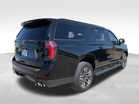 Used 2025 Chevrolet Suburban Z71 AWD/4WD image 12