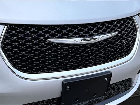 Used 2024 Chrysler Pacifica Touring-L image 29