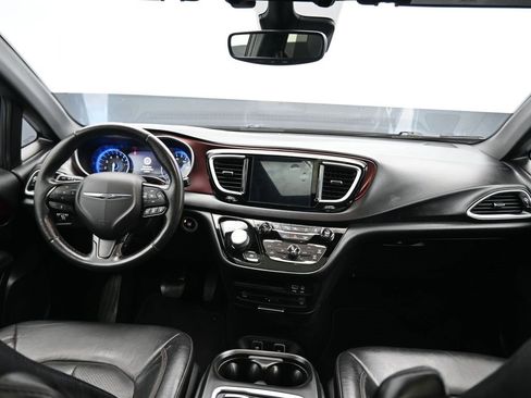 Used 2020 Chrysler Pacifica Touring-L image 62