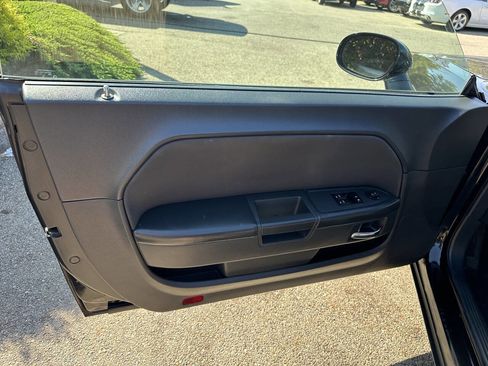 Used 2010 Dodge Challenger SE image 17