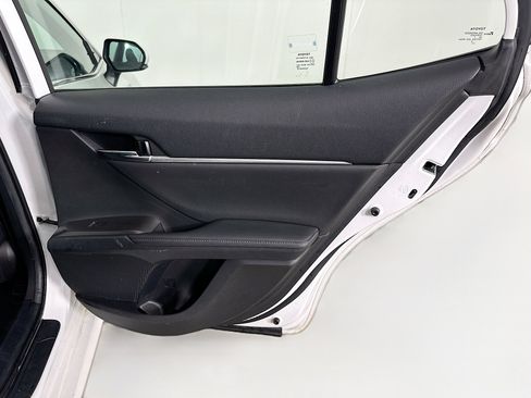 Used 2021 Toyota Camry XLE w/ Navigation Upgrade Package image 30