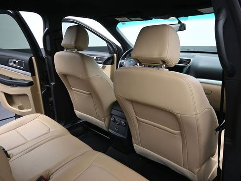 Used 2016 Ford Explorer XLT w/ Equipment Group 202A image 10