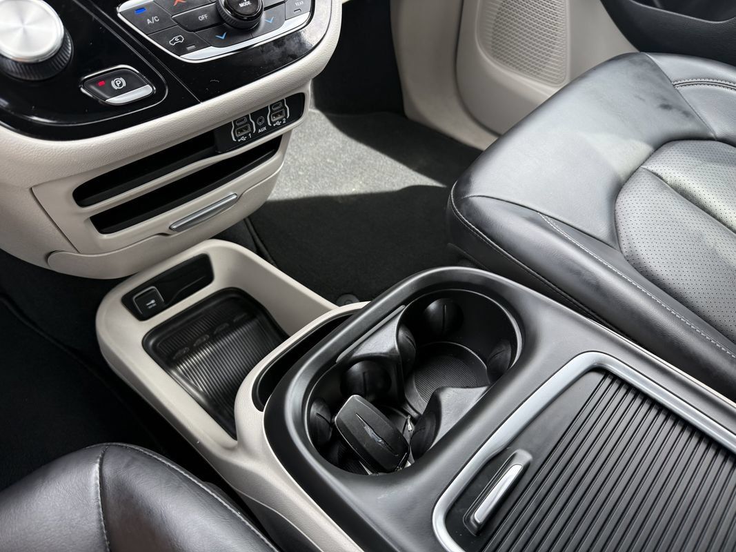Used 2024 Chrysler Pacifica Touring-L FWD image 30