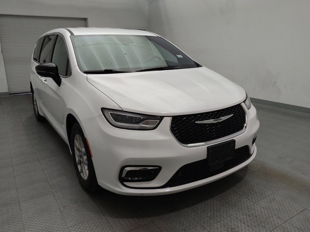 Used 2025 Chrysler Pacifica Select FWD image 14