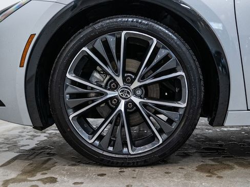 Certified 2025 Toyota Prius XLE image 8