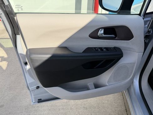 Used 2023 Chrysler Voyager LX image 16
