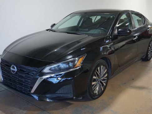 Used 2023 Nissan Altima 2.5 SV image 1