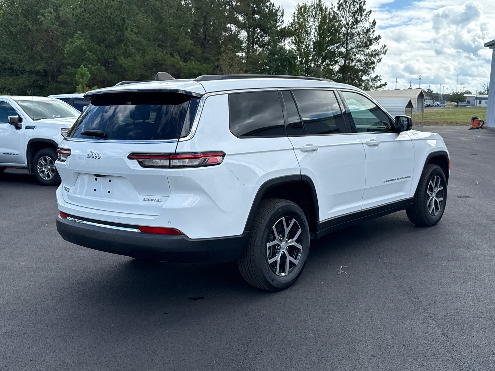 Used 2024 Jeep Grand Cherokee L Limited RWD image 5