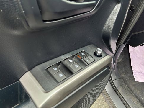 Used 2018 Toyota Tacoma SR5 image 6