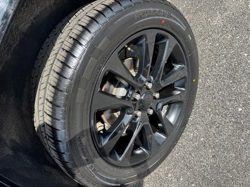 Used 2018 Jeep Grand Cherokee Altitude AWD/4WD image 9