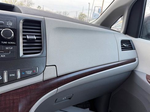Used 2011 Toyota Sienna XLE AWD/4WD image 17