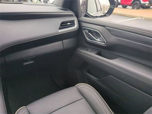 Used 2024 GMC Yukon SLT w/ SLT Luxury Package image 17