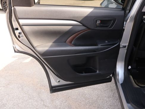 Used 2015 Toyota Highlander Plus AWD/4WD image 13
