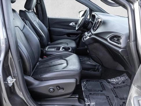 Used 2020 Chrysler Pacifica Touring-L image 25