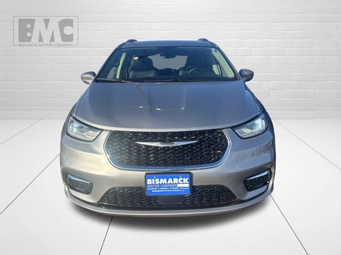 Used 2021 Chrysler Pacifica Touring-L image 2