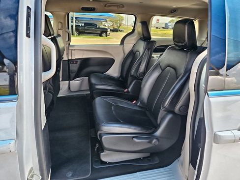 Used 2024 Chrysler Pacifica Limited FWD image 19