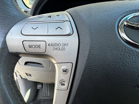 Used 2011 Toyota Camry XLE image 19