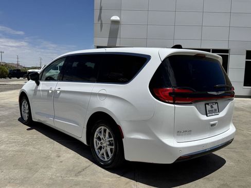 Used 2024 Chrysler Pacifica Touring-L FWD image 5