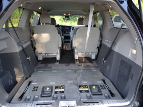 Used 2018 Toyota Sienna LE AWD image 33