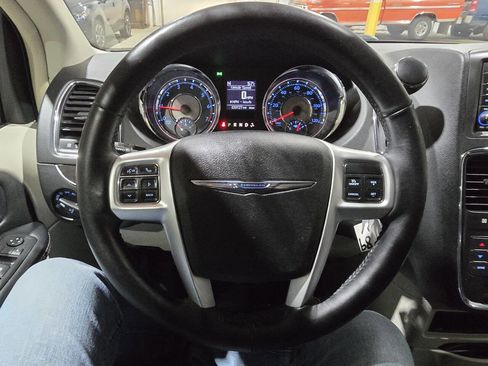 Used 2016 Chrysler Town & Country Touring-L w/ Driver Convenience Group FWD image 32