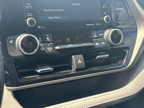 Used 2021 Toyota Highlander XLE AWD/4WD image 19