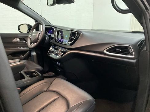 Used 2025 Chrysler Pacifica Select FWD image 77