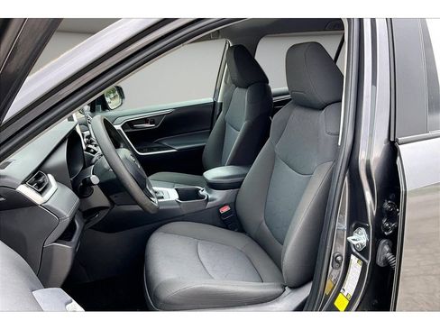 Used 2025 Toyota RAV4 XLE FWD image 34