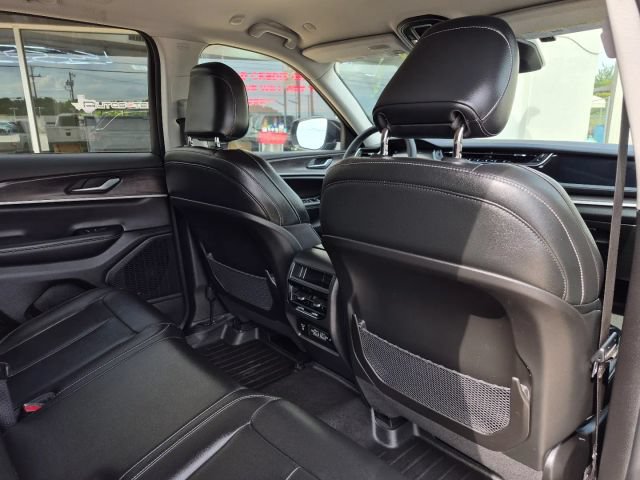 Used 2023 Jeep Grand Cherokee Limited AWD/4WD image 18