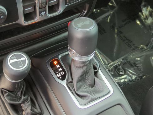 Used 2022 Jeep Wrangler Unlimited Sahara AWD/4WD image 26